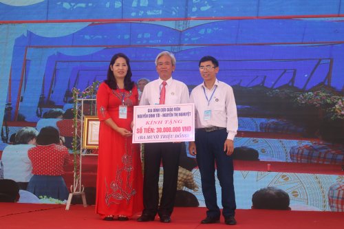 8. Gia đình cựu  nhà giáo Nguyễn Đình Tới-  Nguyễn Thị Nguyệt  tặng quà cho nhà trường.JPG