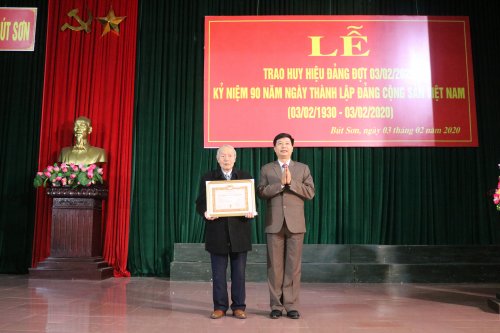6. đồng chí Lê Xuân Thu- TUV- BT huyện ủy trao huy hiệu 60 năm tuổi đảng cho đảng viên Lê Đức Ky- chi bộ thôn Thọ Văn.JPG