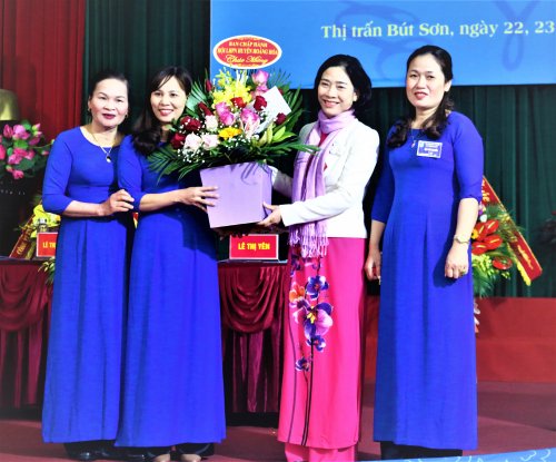 Ảnh 9. Ảnh 7. Đồng chí Hoàng Thị Định - Chủ tịch Hội LHPN huyện tại hoa chúc mừng đại hội.JPG