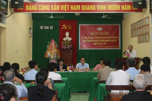 2 đại diện các cử tri có ý kiến nhận xét về các ông, bà ưnbgs cử viên đại biểu HĐND các cấp.jpg