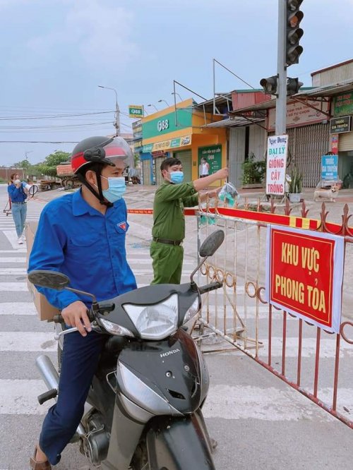 44. lực lượng ĐTN TT Bút Sơn tiếp tế vận chuyển nhu yếu phẩm tới các hộ dân bị phong tỏa.jpg