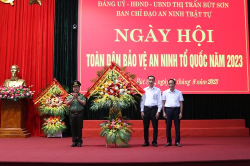 6. đại diện lãnh đạo Công an tỉnh tặng hoa chúc mừng .JPG