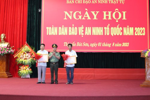 14 Đại diện lãnh đạo Công an tỉnh tặng giấy khen của Giám đốc Công an tỉnh cho các tập thể có thành tích xuất sắc trong phong trào Toàn dân bảo vệ an ninh Tổ quốc..JPG