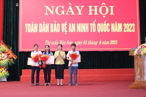 14.1 lãnh đạo huyện Hoằng Hóa trao giấy khen của CT UBND huyện các tập thể có thành tích trong phong trào Vì an ninh tổ quốc.JPG