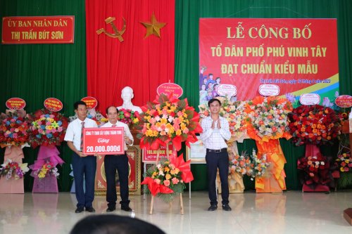 10. đại diện các công ty, doanh nghiệp, con em xa quê tặng hoa, quà chúc mừng phố.jpg