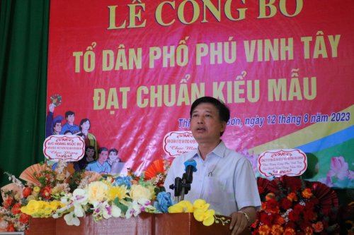 12. Đồng chí Bí thư Huyện ủy- CT HĐND huyện phát biểu chúc mừng phố.jpg