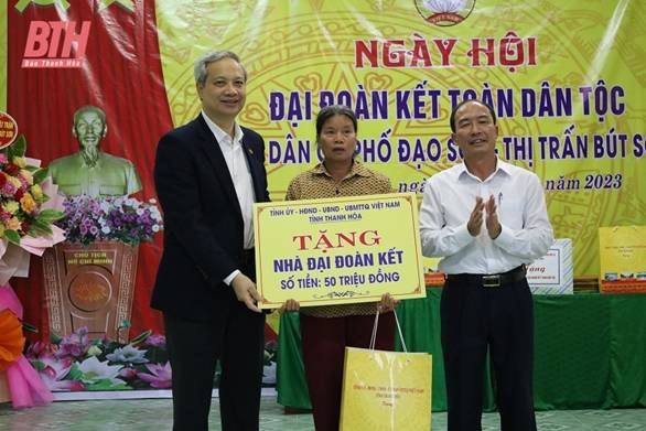 Phó Chủ tịch Thường trực HĐND tỉnh Lê Tiến Lam dự Ngày hội Đại đoàn kết toàn dân tộc với Nhân dân tổ dân phố Đạo Sơn