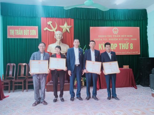 5. Đồng chí Hoàng Hải Thanh - TVHU- Bí thư đảng ủy- CT HĐND TT Bút Sơn  trao giấy khen cho các tập thể.jpg